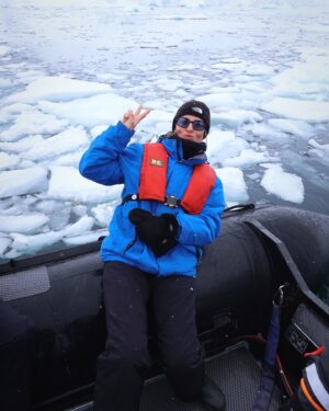 Laura Wontorra Instagram - Expeditionswoche 3 ❄️🛳️ neigt sich dem Ende zu und damit auch die aufregende Reise in die Antarktis –  dem fünftgrößter Kontinent unserer Erde! Meine siebte noch fehlende Kontinentnadel  habe ich gesteckt und einen Ort gesehen, der mich unglaublich fasziniert hat 💙 Die letzten Tage an Bord der HANSEATIC inspiration waren wie eine Reise in eine andere Welt: Eisberge, die schimmern wie Diamanten, Pinguine in ihrem natürlichen Lebensraum, Wale nur Meter vom Zodiac entfernt und eine Stille, die so kraftvoll ist, dass sie einem den Atem raubt. Ähnlich wie das Eisbad auf Deception Island! #ididit 💪 und zum krönenden Abschluss noch ein echtes nautisches Highlight mit dem Kap Hoorn ⚓️

Was diese Expedition so besonders macht? Dank des großartigen Teams von @hapaglloydcruises habe ich nicht nur die unberührte Natur hautnah erlebt, sondern auch so viel gelernt – über die Region, die Tierwelt und die Bedeutung von nachhaltigem Reisen.
Danke an das ganze Team für dieses unvergessliche Erlebnis. ❤ |Anzeige

#HANSEATICinspiration #hapaglloydcruises #hlcruises #hapaglloydexpeditions