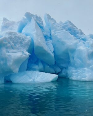 Laura Wontorra Instagram - Expeditionswoche 3 ❄️🛳️ neigt sich dem Ende zu und damit auch die aufregende Reise in die Antarktis –  dem fünftgrößter Kontinent unserer Erde! Meine siebte noch fehlende Kontinentnadel  habe ich gesteckt und einen Ort gesehen, der mich unglaublich fasziniert hat 💙 Die letzten Tage an Bord der HANSEATIC inspiration waren wie eine Reise in eine andere Welt: Eisberge, die schimmern wie Diamanten, Pinguine in ihrem natürlichen Lebensraum, Wale nur Meter vom Zodiac entfernt und eine Stille, die so kraftvoll ist, dass sie einem den Atem raubt. Ähnlich wie das Eisbad auf Deception Island! #ididit 💪 und zum krönenden Abschluss noch ein echtes nautisches Highlight mit dem Kap Hoorn ⚓️

Was diese Expedition so besonders macht? Dank des großartigen Teams von @hapaglloydcruises habe ich nicht nur die unberührte Natur hautnah erlebt, sondern auch so viel gelernt – über die Region, die Tierwelt und die Bedeutung von nachhaltigem Reisen.
Danke an das ganze Team für dieses unvergessliche Erlebnis. ❤ |Anzeige

#HANSEATICinspiration #hapaglloydcruises #hlcruises #hapaglloydexpeditions