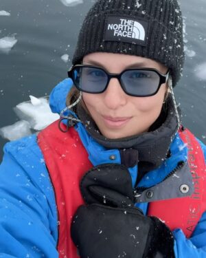 Laura Wontorra Instagram - Expeditionswoche 3 ❄️🛳️ neigt sich dem Ende zu und damit auch die aufregende Reise in die Antarktis –  dem fünftgrößter Kontinent unserer Erde! Meine siebte noch fehlende Kontinentnadel  habe ich gesteckt und einen Ort gesehen, der mich unglaublich fasziniert hat 💙 Die letzten Tage an Bord der HANSEATIC inspiration waren wie eine Reise in eine andere Welt: Eisberge, die schimmern wie Diamanten, Pinguine in ihrem natürlichen Lebensraum, Wale nur Meter vom Zodiac entfernt und eine Stille, die so kraftvoll ist, dass sie einem den Atem raubt. Ähnlich wie das Eisbad auf Deception Island! #ididit 💪 und zum krönenden Abschluss noch ein echtes nautisches Highlight mit dem Kap Hoorn ⚓️

Was diese Expedition so besonders macht? Dank des großartigen Teams von @hapaglloydcruises habe ich nicht nur die unberührte Natur hautnah erlebt, sondern auch so viel gelernt – über die Region, die Tierwelt und die Bedeutung von nachhaltigem Reisen.
Danke an das ganze Team für dieses unvergessliche Erlebnis. ❤ |Anzeige

#HANSEATICinspiration #hapaglloydcruises #hlcruises #hapaglloydexpeditions