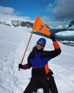 Laura Wontorra Instagram - Expeditionswoche 3 ❄️🛳️ neigt sich dem Ende zu und damit auch die aufregende Reise in die Antarktis –  dem fünftgrößter Kontinent unserer Erde! Meine siebte noch fehlende Kontinentnadel  habe ich gesteckt und einen Ort gesehen, der mich unglaublich fasziniert hat 💙 Die letzten Tage an Bord der HANSEATIC inspiration waren wie eine Reise in eine andere Welt: Eisberge, die schimmern wie Diamanten, Pinguine in ihrem natürlichen Lebensraum, Wale nur Meter vom Zodiac entfernt und eine Stille, die so kraftvoll ist, dass sie einem den Atem raubt. Ähnlich wie das Eisbad auf Deception Island! #ididit 💪 und zum krönenden Abschluss noch ein echtes nautisches Highlight mit dem Kap Hoorn ⚓️

Was diese Expedition so besonders macht? Dank des großartigen Teams von @hapaglloydcruises habe ich nicht nur die unberührte Natur hautnah erlebt, sondern auch so viel gelernt – über die Region, die Tierwelt und die Bedeutung von nachhaltigem Reisen.
Danke an das ganze Team für dieses unvergessliche Erlebnis. ❤ |Anzeige

#HANSEATICinspiration #hapaglloydcruises #hlcruises #hapaglloydexpeditions