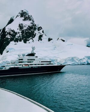 Laura Wontorra Instagram - Expeditionswoche 3 ❄️🛳️ neigt sich dem Ende zu und damit auch die aufregende Reise in die Antarktis –  dem fünftgrößter Kontinent unserer Erde! Meine siebte noch fehlende Kontinentnadel  habe ich gesteckt und einen Ort gesehen, der mich unglaublich fasziniert hat 💙 Die letzten Tage an Bord der HANSEATIC inspiration waren wie eine Reise in eine andere Welt: Eisberge, die schimmern wie Diamanten, Pinguine in ihrem natürlichen Lebensraum, Wale nur Meter vom Zodiac entfernt und eine Stille, die so kraftvoll ist, dass sie einem den Atem raubt. Ähnlich wie das Eisbad auf Deception Island! #ididit 💪 und zum krönenden Abschluss noch ein echtes nautisches Highlight mit dem Kap Hoorn ⚓️

Was diese Expedition so besonders macht? Dank des großartigen Teams von @hapaglloydcruises habe ich nicht nur die unberührte Natur hautnah erlebt, sondern auch so viel gelernt – über die Region, die Tierwelt und die Bedeutung von nachhaltigem Reisen.
Danke an das ganze Team für dieses unvergessliche Erlebnis. ❤ |Anzeige

#HANSEATICinspiration #hapaglloydcruises #hlcruises #hapaglloydexpeditions
