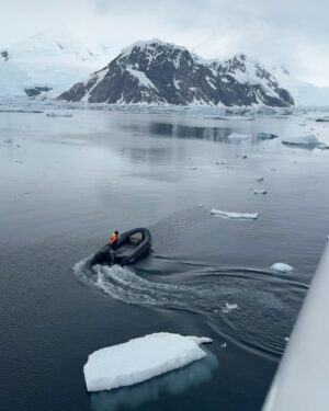 Laura Wontorra Instagram - Expeditionswoche 3 ❄️🛳️ neigt sich dem Ende zu und damit auch die aufregende Reise in die Antarktis –  dem fünftgrößter Kontinent unserer Erde! Meine siebte noch fehlende Kontinentnadel  habe ich gesteckt und einen Ort gesehen, der mich unglaublich fasziniert hat 💙 Die letzten Tage an Bord der HANSEATIC inspiration waren wie eine Reise in eine andere Welt: Eisberge, die schimmern wie Diamanten, Pinguine in ihrem natürlichen Lebensraum, Wale nur Meter vom Zodiac entfernt und eine Stille, die so kraftvoll ist, dass sie einem den Atem raubt. Ähnlich wie das Eisbad auf Deception Island! #ididit 💪 und zum krönenden Abschluss noch ein echtes nautisches Highlight mit dem Kap Hoorn ⚓️

Was diese Expedition so besonders macht? Dank des großartigen Teams von @hapaglloydcruises habe ich nicht nur die unberührte Natur hautnah erlebt, sondern auch so viel gelernt – über die Region, die Tierwelt und die Bedeutung von nachhaltigem Reisen.
Danke an das ganze Team für dieses unvergessliche Erlebnis. ❤ |Anzeige

#HANSEATICinspiration #hapaglloydcruises #hlcruises #hapaglloydexpeditions
