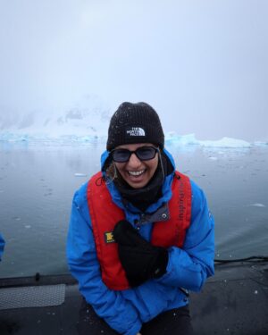Laura Wontorra Instagram - Expeditionswoche 3 ❄️🛳️ neigt sich dem Ende zu und damit auch die aufregende Reise in die Antarktis –  dem fünftgrößter Kontinent unserer Erde! Meine siebte noch fehlende Kontinentnadel  habe ich gesteckt und einen Ort gesehen, der mich unglaublich fasziniert hat 💙 Die letzten Tage an Bord der HANSEATIC inspiration waren wie eine Reise in eine andere Welt: Eisberge, die schimmern wie Diamanten, Pinguine in ihrem natürlichen Lebensraum, Wale nur Meter vom Zodiac entfernt und eine Stille, die so kraftvoll ist, dass sie einem den Atem raubt. Ähnlich wie das Eisbad auf Deception Island! #ididit 💪 und zum krönenden Abschluss noch ein echtes nautisches Highlight mit dem Kap Hoorn ⚓️

Was diese Expedition so besonders macht? Dank des großartigen Teams von @hapaglloydcruises habe ich nicht nur die unberührte Natur hautnah erlebt, sondern auch so viel gelernt – über die Region, die Tierwelt und die Bedeutung von nachhaltigem Reisen.
Danke an das ganze Team für dieses unvergessliche Erlebnis. ❤ |Anzeige

#HANSEATICinspiration #hapaglloydcruises #hlcruises #hapaglloydexpeditions