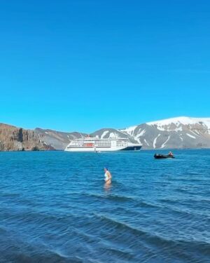 Laura Wontorra Instagram - Expeditionswoche 3 ❄️🛳️ neigt sich dem Ende zu und damit auch die aufregende Reise in die Antarktis –  dem fünftgrößter Kontinent unserer Erde! Meine siebte noch fehlende Kontinentnadel  habe ich gesteckt und einen Ort gesehen, der mich unglaublich fasziniert hat 💙 Die letzten Tage an Bord der HANSEATIC inspiration waren wie eine Reise in eine andere Welt: Eisberge, die schimmern wie Diamanten, Pinguine in ihrem natürlichen Lebensraum, Wale nur Meter vom Zodiac entfernt und eine Stille, die so kraftvoll ist, dass sie einem den Atem raubt. Ähnlich wie das Eisbad auf Deception Island! #ididit 💪 und zum krönenden Abschluss noch ein echtes nautisches Highlight mit dem Kap Hoorn ⚓️

Was diese Expedition so besonders macht? Dank des großartigen Teams von @hapaglloydcruises habe ich nicht nur die unberührte Natur hautnah erlebt, sondern auch so viel gelernt – über die Region, die Tierwelt und die Bedeutung von nachhaltigem Reisen.
Danke an das ganze Team für dieses unvergessliche Erlebnis. ❤ |Anzeige

#HANSEATICinspiration #hapaglloydcruises #hlcruises #hapaglloydexpeditions