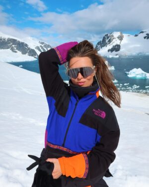 Laura Wontorra Instagram - Expeditionswoche 3 ❄️🛳️ neigt sich dem Ende zu und damit auch die aufregende Reise in die Antarktis –  dem fünftgrößter Kontinent unserer Erde! Meine siebte noch fehlende Kontinentnadel  habe ich gesteckt und einen Ort gesehen, der mich unglaublich fasziniert hat 💙 Die letzten Tage an Bord der HANSEATIC inspiration waren wie eine Reise in eine andere Welt: Eisberge, die schimmern wie Diamanten, Pinguine in ihrem natürlichen Lebensraum, Wale nur Meter vom Zodiac entfernt und eine Stille, die so kraftvoll ist, dass sie einem den Atem raubt. Ähnlich wie das Eisbad auf Deception Island! #ididit 💪 und zum krönenden Abschluss noch ein echtes nautisches Highlight mit dem Kap Hoorn ⚓️

Was diese Expedition so besonders macht? Dank des großartigen Teams von @hapaglloydcruises habe ich nicht nur die unberührte Natur hautnah erlebt, sondern auch so viel gelernt – über die Region, die Tierwelt und die Bedeutung von nachhaltigem Reisen.
Danke an das ganze Team für dieses unvergessliche Erlebnis. ❤ |Anzeige

#HANSEATICinspiration #hapaglloydcruises #hlcruises #hapaglloydexpeditions