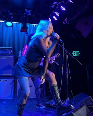 Lauren Ash Instagram - Swipe to see some of my fave pics from my gig last night at the Viper Room! Thank you to everyone who came out and got sweaty dancing with us! Til the next time! Oh and remember to 🙏 save my new song Pathological (l i n k i n b i o) #music #band #viperroom #singer #poppunk #punk #superstore #dinafox