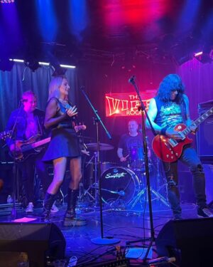 Lauren Ash Instagram - Swipe to see some of my fave pics from my gig last night at the Viper Room! Thank you to everyone who came out and got sweaty dancing with us! Til the next time! Oh and remember to 🙏 save my new song Pathological (l i n k i n b i o) #music #band #viperroom #singer #poppunk #punk #superstore #dinafox