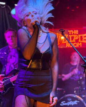 Lauren Ash Instagram - Swipe to see some of my fave pics from my gig last night at the Viper Room! Thank you to everyone who came out and got sweaty dancing with us! Til the next time! Oh and remember to 🙏 save my new song Pathological (l i n k i n b i o) #music #band #viperroom #singer #poppunk #punk #superstore #dinafox