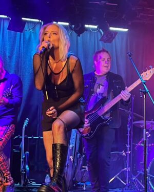 Lauren Ash Instagram - Swipe to see some of my fave pics from my gig last night at the Viper Room! Thank you to everyone who came out and got sweaty dancing with us! Til the next time! Oh and remember to 🙏 save my new song Pathological (l i n k i n b i o) #music #band #viperroom #singer #poppunk #punk #superstore #dinafox