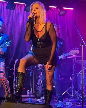 Lauren Ash Instagram - Swipe to see some of my fave pics from my gig last night at the Viper Room! Thank you to everyone who came out and got sweaty dancing with us! Til the next time! Oh and remember to 🙏 save my new song Pathological (l i n k i n b i o) #music #band #viperroom #singer #poppunk #punk #superstore #dinafox