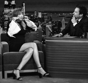 Lauren Lapkus Instagram - 🩷☺️This was a dream!☺️🩷Thanks @jimmyfallon for the fun time @fallontonight!!! ✨☺️✨ @anotherhappydayfilm 

hair: @mandeetauber 🧚
makeup: @ericvosburg 💕