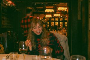 Lauren Lapkus Instagram - 🎄🎅🏻Another perfect holiday outing before we leap into another great year of texting🎅🏻🎄

All pics by @biketassel 🥰🎁