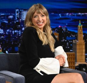 Lauren Lapkus Instagram - 🩷☺️This was a dream!☺️🩷Thanks @jimmyfallon for the fun time @fallontonight!!! ✨☺️✨ @anotherhappydayfilm 

hair: @mandeetauber 🧚
makeup: @ericvosburg 💕