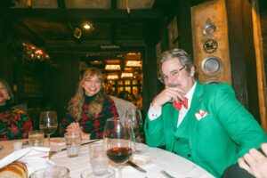 Lauren Lapkus Instagram - 🎄🎅🏻Another perfect holiday outing before we leap into another great year of texting🎅🏻🎄

All pics by @biketassel 🥰🎁