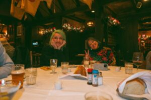 Lauren Lapkus Instagram - 🎄🎅🏻Another perfect holiday outing before we leap into another great year of texting🎅🏻🎄

All pics by @biketassel 🥰🎁