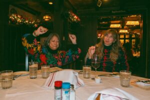 Lauren Lapkus Instagram - 🎄🎅🏻Another perfect holiday outing before we leap into another great year of texting🎅🏻🎄

All pics by @biketassel 🥰🎁