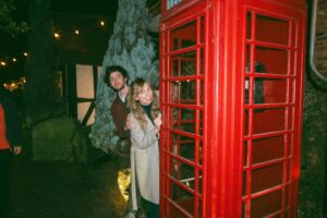 Lauren Lapkus Instagram - 🎄🎅🏻Another perfect holiday outing before we leap into another great year of texting🎅🏻🎄

All pics by @biketassel 🥰🎁