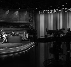 Lauren Lapkus Instagram - 🩷☺️This was a dream!☺️🩷Thanks @jimmyfallon for the fun time @fallontonight!!! ✨☺️✨ @anotherhappydayfilm 

hair: @mandeetauber 🧚
makeup: @ericvosburg 💕