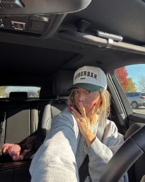 Lauren Luthringshausen Instagram - long time no dump! uploading YT vlog as we speak 😱🥰🏠💍🤍🎄
