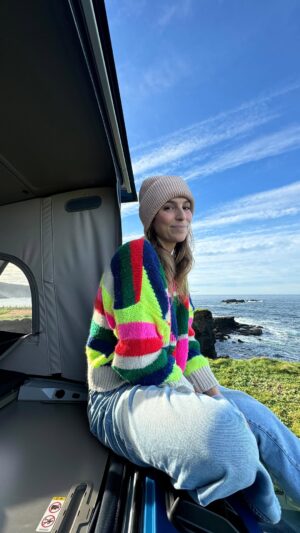 Laury Thilleman Instagram - Je m’en vais… et j’avais envie de vous écrire un épisode un peu spécial pour l’occasion ✍🏼🌳🚐🩷

Épisode complet disponible sur YouTube et toutes les plateformes de podcast (lien dans ma bio) #CommentTuFais