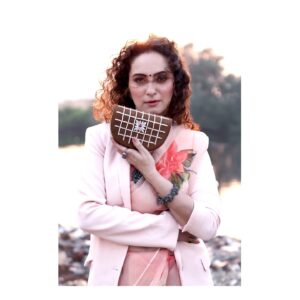 Lavina Tandon Instagram - Feeling Royal with these Sundar clutches by 
@bharotobyaishwarya 🤍

The clutch in the first image is Agni Sutra : Agneyastra it translates to “thread on fire”. It does look fierce with that Royal Blue touch! 

The clutch in the second image is “Maharani” hand -embroidered Zardozi (ज़रदोज़ी), meaning “gold embroidery,” is a traditional technique from Iran, the Indian subcontinent, and Central Asia, characterized by intricate metalwork on silk, satin, or velvet.  Traditionally made with real gold and silver threads, it now often uses polished metal wire called Dabka. This delicate, labor-intensive craft is fading in the machine-driven era, primarily seen in designer garments. 

Bharoto revives zardozi by creating unique, high-quality handbags that celebrate genuine art and Indian craftsmanship, offering durability and stunning design.

Do check their Page for More aesthetic clutches that has stories !!! 

Clicked by📸: @darshan6289photography 
HMU: @makeupbysonalibhuva 
Styled by : @anusoru @nidhikurda
Studio: @spunk_studios