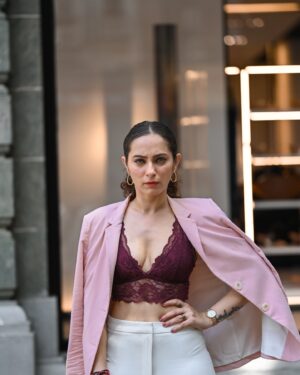 Lavina Tandon Instagram - Walking into your ❤️
.
.
.
.
.
Ab caption chodo aur photo dekho 
.
.
.
.
.
Pc: @lastcover2018 
@dhruvofficial94