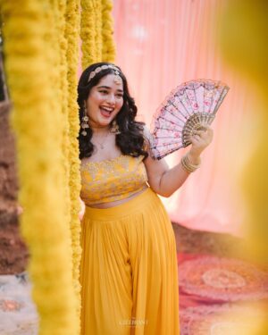 Laxmi Shetty Instagram - Haldi, surrounded by the people I love 💃🏻💛

🎥 @thecelebrant.in 

Jewelry @mamooli.india 
outfit @beyondusual_

#SahilKiGharAayiLaxmi