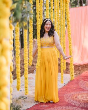 Laxmi Shetty Instagram - Haldi, surrounded by the people I love 💃🏻💛

🎥 @thecelebrant.in 

Jewelry @mamooli.india 
outfit @beyondusual_

#SahilKiGharAayiLaxmi
