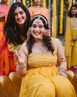 Laxmi Shetty Instagram - Haldi, surrounded by the people I love 💃🏻💛

🎥 @thecelebrant.in 

Jewelry @mamooli.india 
outfit @beyondusual_

#SahilKiGharAayiLaxmi