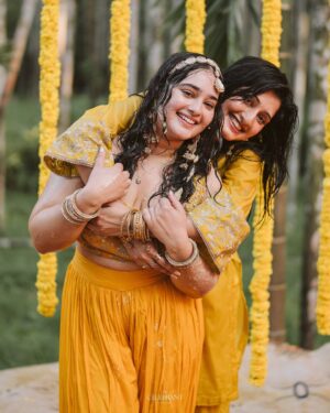 Laxmi Shetty Instagram - Haldi, surrounded by the people I love 💃🏻💛

🎥 @thecelebrant.in 

Jewelry @mamooli.india 
outfit @beyondusual_

#SahilKiGharAayiLaxmi