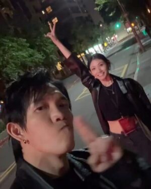 Lee Chien-Na Instagram - 我老公從來沒看過演唱會
今年一次帶他看了
Bruno 德華 杰倫 Mei四場天王天后的演唱會
他回家突然很感性的謝謝我
說他終於知道為什麼我喜歡唱歌 想當歌手
音樂的魔力 情感 真實都那麼直接
會帶著每一個人回到過去 經歷現在 一起成長未來
今天的夜晚爆炸熱情爆炸感動
沒料到會哭
偷偷去廁所拿了衛生紙出來擦眼淚😂
謝謝你Amei
我們會永遠記住這一天❤️

@shhuang1983 
#張惠妹
#Amei