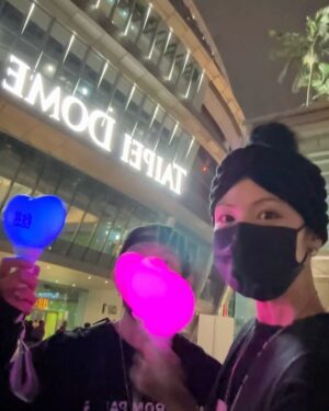 Lee Chien-Na Instagram - 從第一張專輯就開始購買
每天上課前 下課後一定跟姐姐在家瘋狂練唱
一到KTV就是一連串周杰倫 停不下來
經過24年了
依然是粉絲
第一次進大巨蛋 第一次看周杰倫（票太難買了）
滿滿的回憶
謝謝你創造那麼多好棒的音樂

#周杰倫
#破蛋