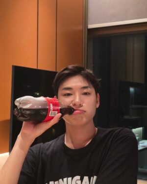 Lee Eun-jae Instagram - 2024 위대한 재쓰비를 도와주신 많은 분들 정말 감사했습니다 열화와 같은 성원이 있다면 다시 돌아올 수도 있지 않을까요? ㅎ ㅏㅎ ㅏ 눈이 올랑 말랑은 지금 바로 음원 사이트 어디서든 확인하실 수 있습니다💥