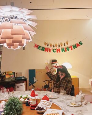 Lee Gook-ju Instagram - 🎄MERRY CHRISTMAS🎄
한국 오자마자 정신없이 클스마스 보내기
예전에는 내가 꾸미고 사람 모으고 파티 하는거 좋아했었는데
이젠 .. 힘들어 ㅋㅋㅋㅋ 남이 준비해준 파티에 슬쩍 즐기고 오기
클스마스 마무리는 나홀로집에 1 2 3 😏