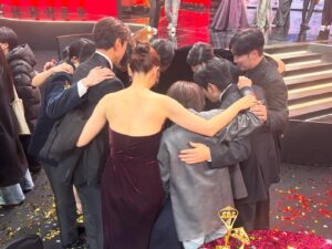 Lee Ha-nee Instagram - .
함께여서 그저 좋았다.
축복같은 동료들.
(시상식 끝나고 새벽2시부터 회식하는 미친사람두라…)
사랑해❤️