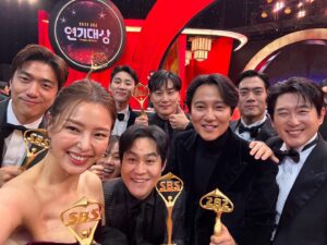 Lee Ha-nee Instagram - .
함께여서 그저 좋았다.
축복같은 동료들.
(시상식 끝나고 새벽2시부터 회식하는 미친사람두라…)
사랑해❤️