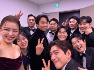 Lee Ha-nee Instagram - .
함께여서 그저 좋았다.
축복같은 동료들.
(시상식 끝나고 새벽2시부터 회식하는 미친사람두라…)
사랑해❤️