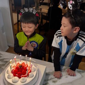 Lee Hyun-yi Instagram - 9년 전 오늘
내 인생에 일어난 가장 소중하고 큰 일
엄마가 되게 해줘서 고마워💕

잘 하고 있는건지… 
항상 부족한 엄마라 미안한 마음 가득한 윤서의 생일이네요
저한테 오늘은 크리스마스 이브보다 
우리 윤서가 세상에 나와서 처음으로 품에 안긴 날이에요
벌써 9년. 앞으로 항상 행복하고 건강하길❤️