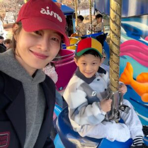 Lee Hyun-yi Instagram - 아이들의 첫 롯데월드🎊
겨울의 문턱에 다녀왔었어요~(오늘아님)
이렇게나 좋아할줄이야!🥹
#롯데월드