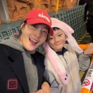 Lee Hyun-yi Instagram - 아이들의 첫 롯데월드🎊
겨울의 문턱에 다녀왔었어요~(오늘아님)
이렇게나 좋아할줄이야!🥹
#롯데월드