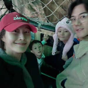 Lee Hyun-yi Instagram - 아이들의 첫 롯데월드🎊
겨울의 문턱에 다녀왔었어요~(오늘아님)
이렇게나 좋아할줄이야!🥹
#롯데월드