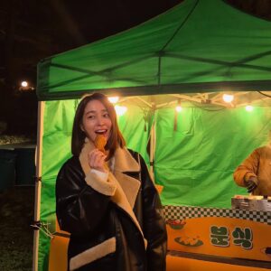 Lee Min-jung Instagram - 마치… 크리스마스 선물처럼……. 애 낳고 본인 몸조리하느라도 바쁘실텐데….. 넘 고마워요 정현언니… 난 참 붕어빵먹을때 표정이 밝구려….. 우리 모두 메리 크리스마스!!!!!! 힘든었던 한해 내년엔 다 잊고 행복한 날들되길……