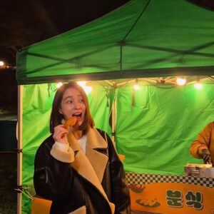 Lee Min-jung Instagram - 마치… 크리스마스 선물처럼……. 애 낳고 본인 몸조리하느라도 바쁘실텐데….. 넘 고마워요 정현언니… 난 참 붕어빵먹을때 표정이 밝구려….. 우리 모두 메리 크리스마스!!!!!! 힘든었던 한해 내년엔 다 잊고 행복한 날들되길……