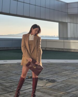 Lee Min-jung Instagram - 테스트촬영…. 창문밖 단풍이 보이는게 이쁜데.…. 이제 곧 겨울이네…… 추운겨울 촬영 화이팅!!!! #MaxMara #MaxMaraOlimpia @maxmara