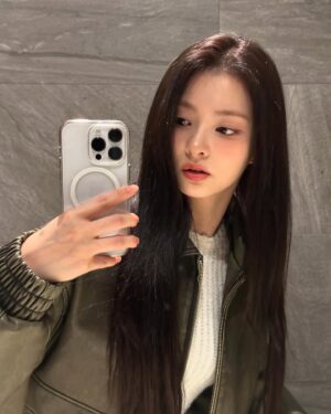 Lee Na-gyung Instagram - Girl in the mirror