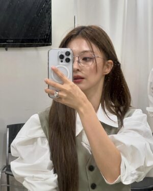 Lee Na-gyung Instagram - Girl in the mirror