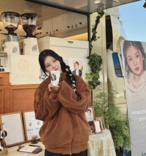 Lee Si-woo Instagram - 금호랑 첫 커피차 🦊☕️
🫶🏻 @bigpicture_ent