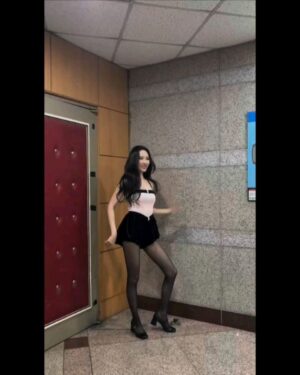 Lee Sun-mi Instagram - 시켜줘 명예 JYP