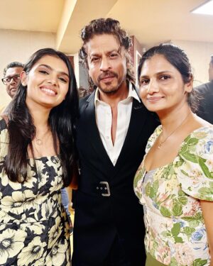 Leher Khan Instagram - Being able to make my mother meet Shah Rukh sir one day, is like the biggest tick on my achievement list🤍