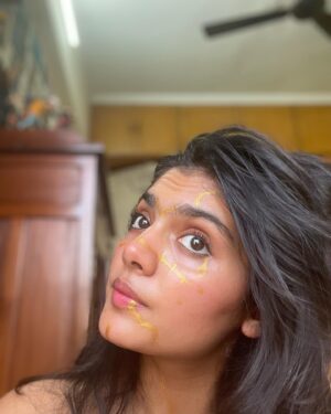 Leher Khan Instagram - Well you told me about my flaws and I thought to paint them gold. Only so you could see them clearly. ✨